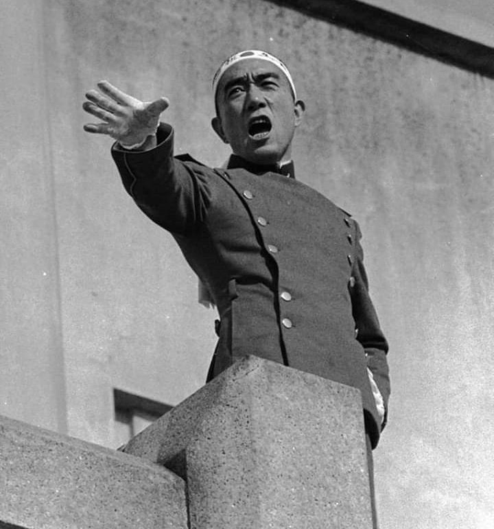 ScempioDelMondo's tweet photo. La prosperità economica ha trasformato i giapponesi in mercanti. Lo spirito dei samurai è ormai estinto. È considerato antiquato mettere in gioco la vita per difendere un ideale.

Yukio Mishima

Lezioni spirituali per giovani samurai https://t.co/nMbSlYPAUS