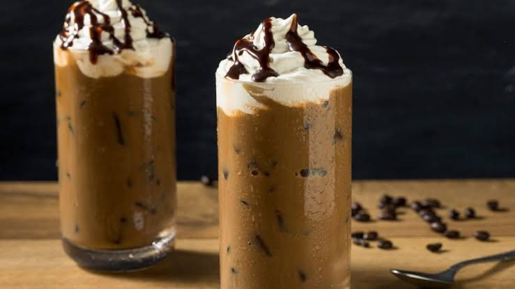 Bir kahve 100 lira. Haftada 700 lira. Ayda 2800 lira, yılda  33600 lira yapar .10 yılda 336 bin lira. Bu bir evin peşinatı ödemek için bile yeterli değil. O yüzden huzur içinde kahvenizin tadını çıkarın.