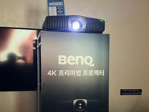 bodnara's tweet photo. 다시 프리미엄 4K 프로젝터, 벤큐 W5800 발표 https://t.co/Yz7Yh2CZSW https://t.co/vbqjWJnTGS