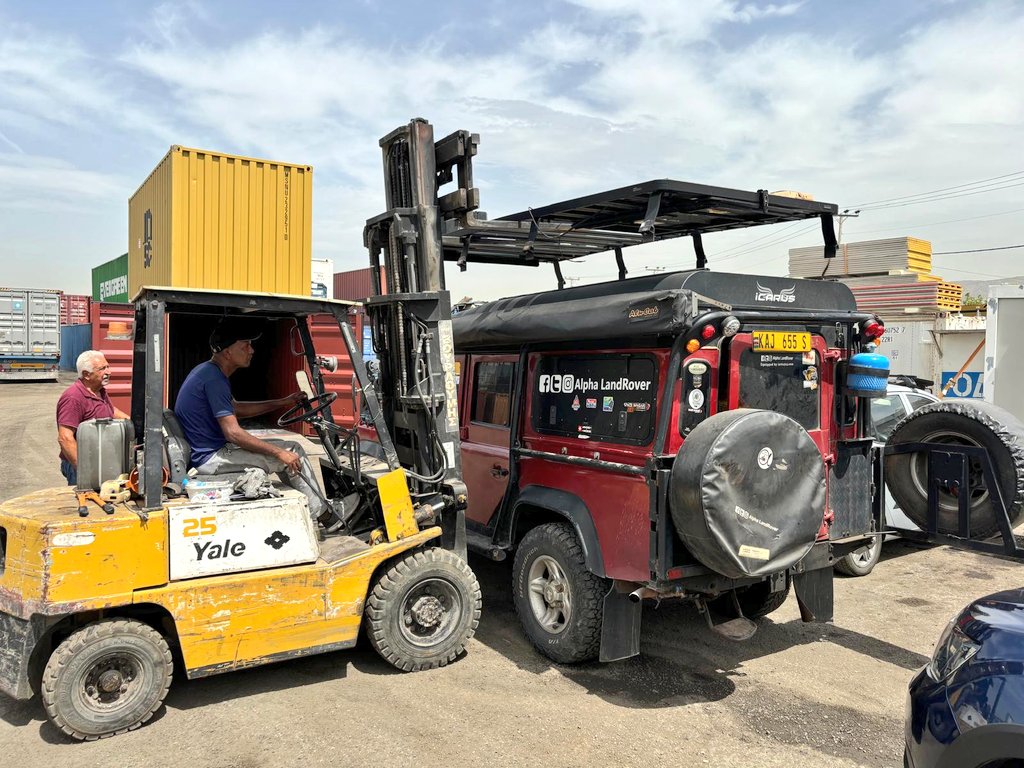 AlphaLandRover's tweet image. At the port, prepping the Landrover.

This was expected since we know our height.

Notice the strickers 🙌🙌 - Mudrovers, @alucab_official @SpaceYaMagari @ SixSolesSouth of @BunduRovers

#AlphaLandrover #BreakingBorders #KenyaToEurope #OverlandingEurope #OverlandingAfrica
