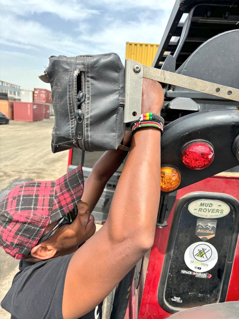 AlphaLandRover's tweet image. At the port, prepping the Landrover.

This was expected since we know our height.

Notice the strickers 🙌🙌 - Mudrovers, @alucab_official @SpaceYaMagari @ SixSolesSouth of @BunduRovers

#AlphaLandrover #BreakingBorders #KenyaToEurope #OverlandingEurope #OverlandingAfrica