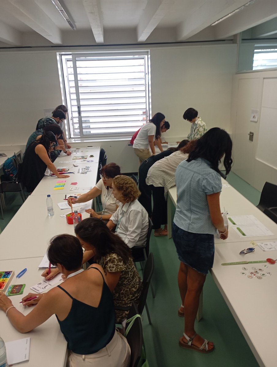 ELLME2024: teachers in action in my workshop. Thanks a lot for your commitment and for the positive comments about my work!!🐛🐛🐛💪🏻💪🏻💪🏻👏🏻👏🏻👏🏻