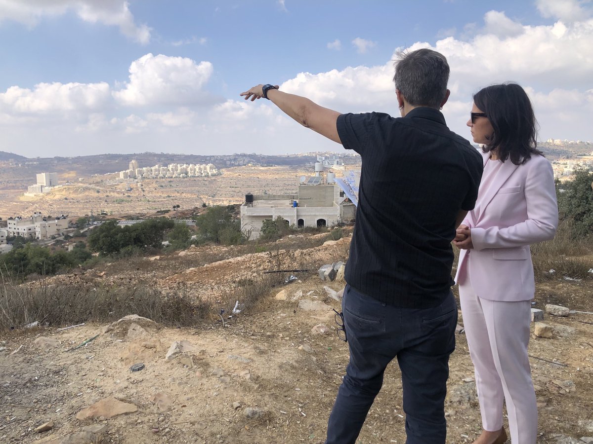 Außenministerin Annalena #Baerbock in Ramallah/#Westjordanland beim Blick auf laut der israelischen NGO B’Tselem von israelischen Siedlern blockierte Olivenbaum-Hügel. Mehr bei ⁦<a href="/RND_de/">RND</a>⁩