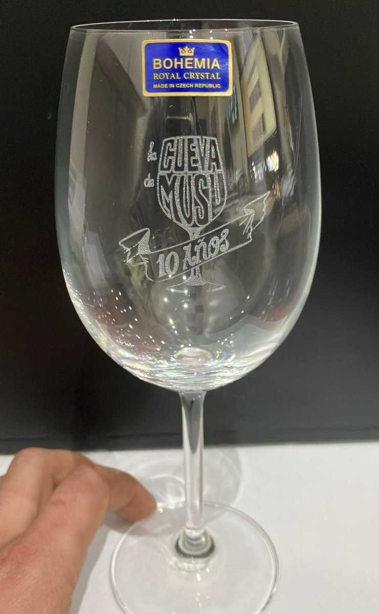 Musu (@vinotecamrwines) on Twitter photo Qué les parece la copita de los 10 años?!! Lindo diseño hizo nuestro amigo <a href="/DiegolanDibujos/">Diegolan Dibujos</a> Qué les parece la copita de los 10 años?!! Lindo diseño hizo nuestro amigo <a href="/DiegolanDibujos/">Diegolan Dibujos</a>