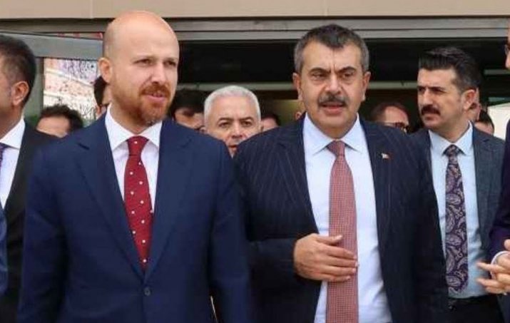 WHO18811938's tweet photo. 👉Milli Eğitim Bakanı Yusuf Tekin:
''Pazartesi günü okullar, "Çanakkale'den Gazze'ye Vatan Savunması" açılış dersiyle başlayacak.''
👉23’yıldır yaptıklarını yapıyorlar tarihi kendi çıkarları için çarpıtıp çocukların o taze beyinlerine yükleme peşindeler.
👉Çok merak ediyorum İsrail ile gemicikiler dolusu ticaret yaptıklarını da bu sözde tarih derslerinde anlatacaklar mı? 
#cokusdonemi