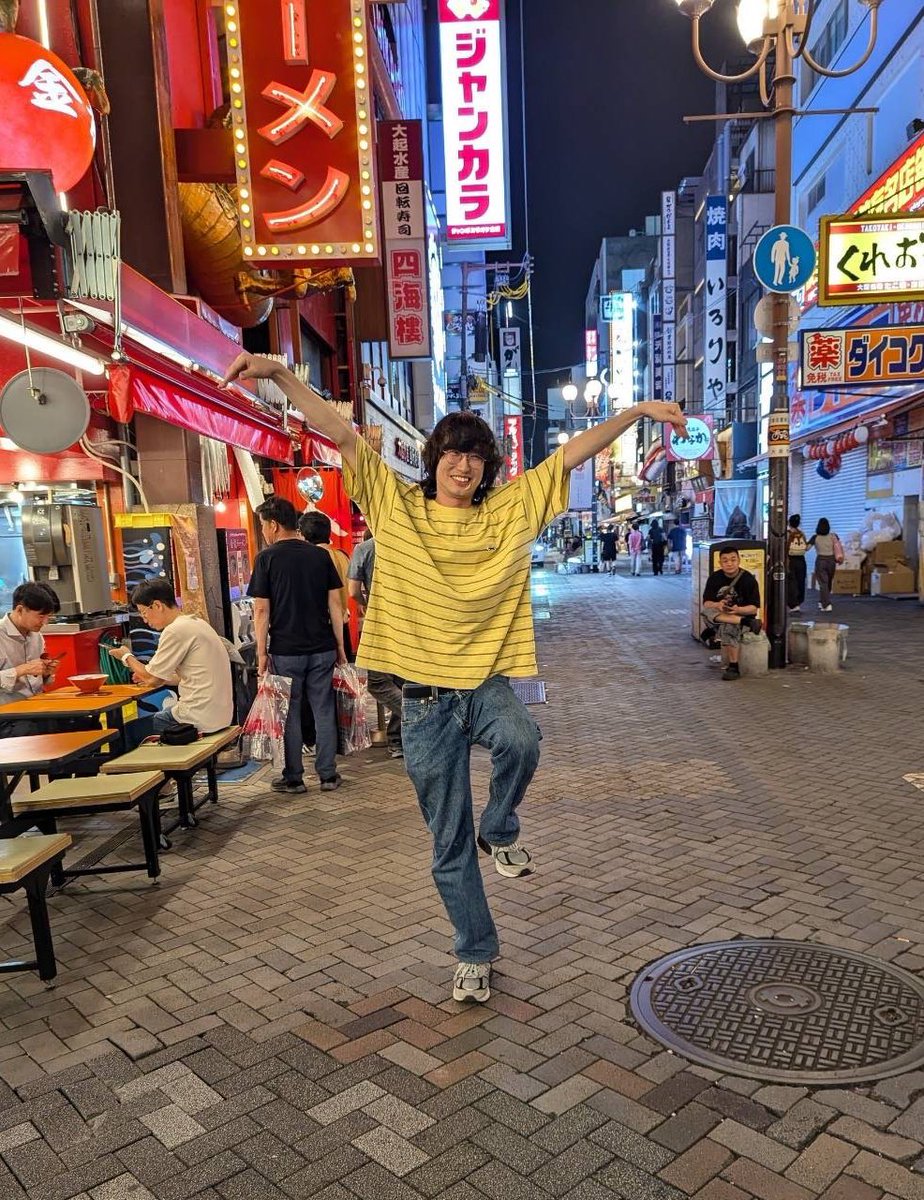 DOGA_BAND's tweet image. 【#オフドガ 】

大阪、金龍前で深夜テンションの江沼氏

Photo by なべさん

↓9/25ライブ情報！