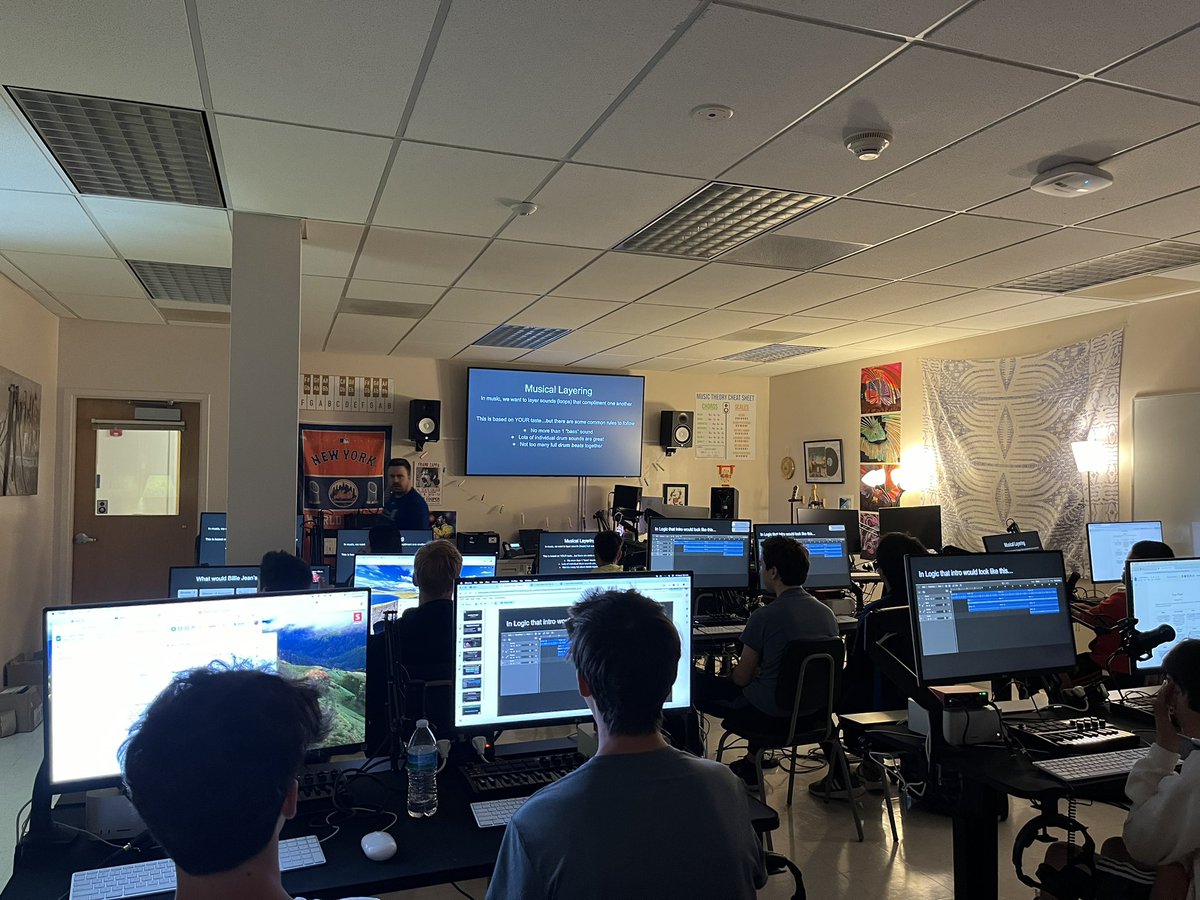 BlindBrookTech's tweet image. Music production settling in to their revamped lab, can’t wait to learn more at the next BOE student presentation.