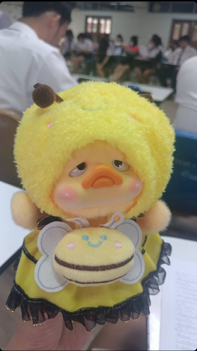 beewang46's tweet photo. ปล่อยต่อ น้องเป็ดหน้าบึังครับ เค้าซื้อมา 900 ฿ ปล่อย   700฿  ค่าส่ง 45 บาท ( ราคาต่อรองได้นะคะ)
แถมชุดผึ้ง น้องเป็นเป็ดดอกไม้แดงนะคะ  (ไม่มีตำหนิค่ะ เพิ่งใช้แค่ใส่ในซองห้อยกระเป๋าค่ะ) #upsetduck #ตุ๊กตามือสอง #เป็ดหน้าบึ้ง https://t.co/Nd8zRxVaI5