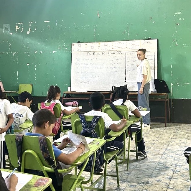 During their July training, Volunteers got a fast-track intro to lesson planning and delivery. It’s amazing to see them already diving in, teaching English in Honduras! 

They’re putting their new skills into action and picking up even more along the way. 🙌