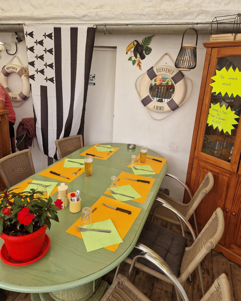 "À l'abri de la tempête" : un "restau ouvrier" qui met en avant l'identité bretonne à Saint-Nazaire/Sant-Nazer. Bravo !
#44BZH