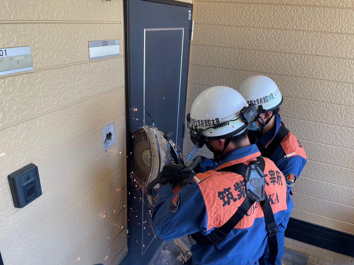 chikuta119's tweet photo. 解体が予定された共同住宅で消防訓練を実施し、火災や建物救助を想定し、ドアなどの破壊活動、屋内への進入要領及び屋内からの救出活動を、現場に則した状況下で行うことができました。ご協力いただきました、所有者様、株式会社𠮷村産業様、大東建託様この度は誠にありがとうございました。
#筑太消防 https://t.co/W3czxCTFfF