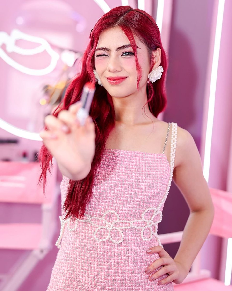 BiniMikhaOFC's tweet image. [090624]
From @maccosmeticsph IG post 💄

“@bini_mikha is serving with the MAC Glow Play Tendertalk Lip Balm in the shade “Serve”. Cop Mikha&apos;s look with this red, glowy shade and lip-loving formula for softer lips 💋”

#BINI #MACxBINI
#MACCosmeticsPH #MACGlowPlay