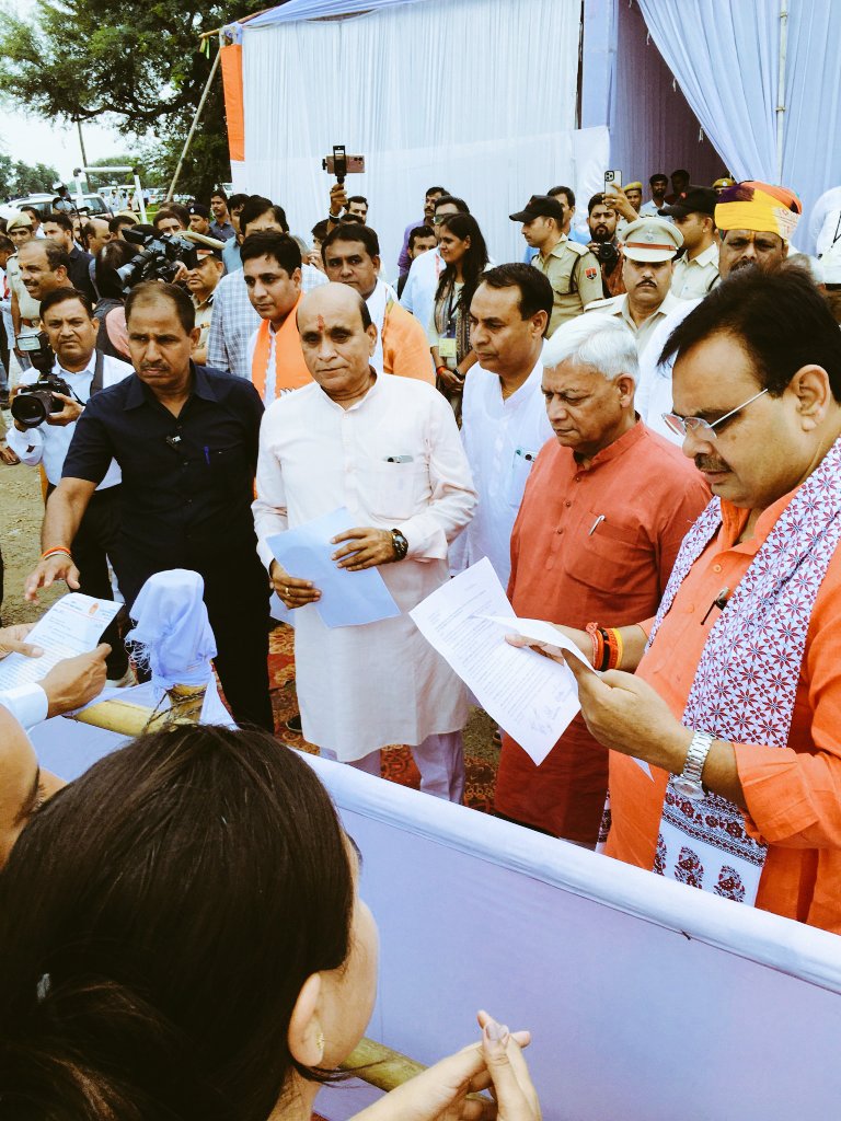 Shiva_Sarn's tweet photo. कंप्यूटर अनुदेशकों द्वारा मुख्यमंत्री श्री भजनलाल जी @BhajanlalBjp को वेतन विसंगति एवं केडर रिव्यु से संबंधित ज्ञापन दिया तथा कंप्यूटर अनुदेशकों का वर्तमान में आ रही समस्याओं से अवगत कराया  इस पर मुख्यमंत्री जी ने सकारात्मक आश्वासन दिया हैं ll
#कंप्यूटर_अनुदेशक_कैडर_रिव्यु https://t.co/zcJn5kexX5