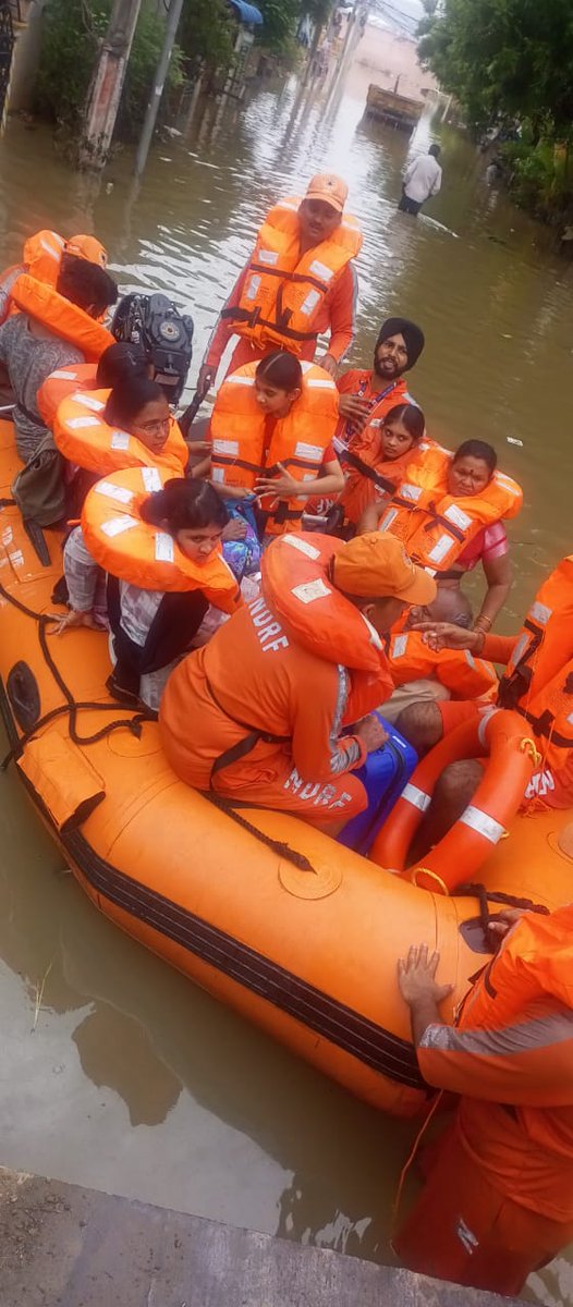 NDRFHQ's tweet image. 🔶 Relief supplies and medical aid are being delivered regularly to those affected.

#Committed2Serve #NDRF4U
#आपदा_सेवा_सदैव_सर्वत्र 🙏🙏

@HMOIndia
@PIB_India
@PIBHomeAffairs
@pibvijayawada
@ANI