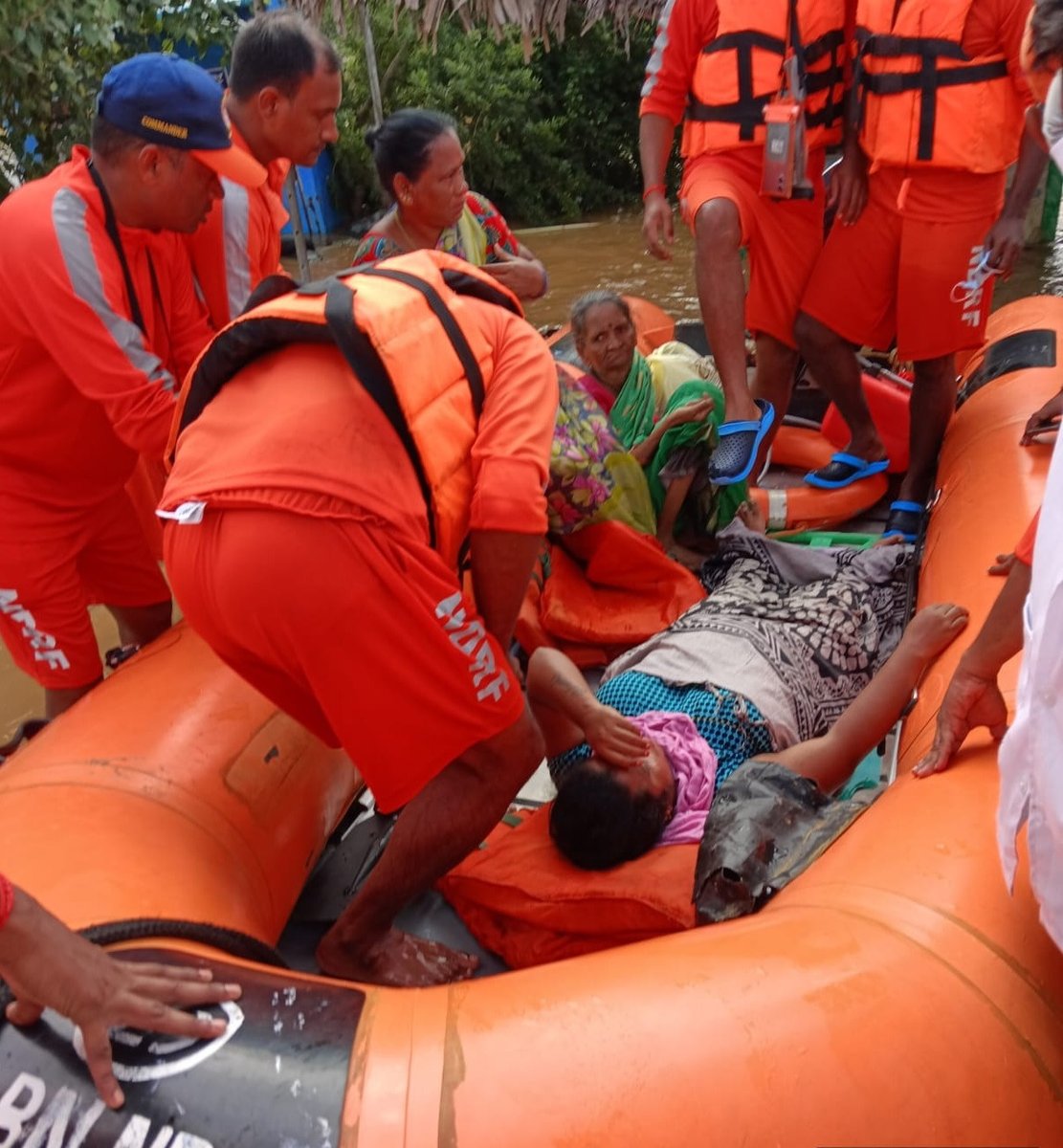 NDRFHQ's tweet image. 🔶 Relief supplies and medical aid are being delivered regularly to those affected.

#Committed2Serve #NDRF4U
#आपदा_सेवा_सदैव_सर्वत्र 🙏🙏

@HMOIndia
@PIB_India
@PIBHomeAffairs
@pibvijayawada
@ANI
