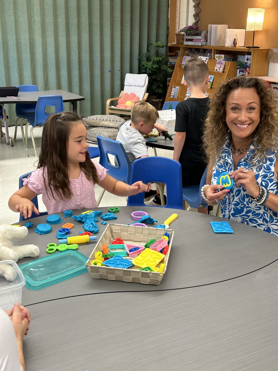 JamilaMaliha's tweet photo. Spending time in schools and feeling that first day energy is a gift! #firstdaybestday @kprschools @CathyAbraham @TrusteeFlynn @PaulAlex_Brown @rita_russo @DrEmilyStowePS @LydiaTrullPS https://t.co/NG9x6TTz2n