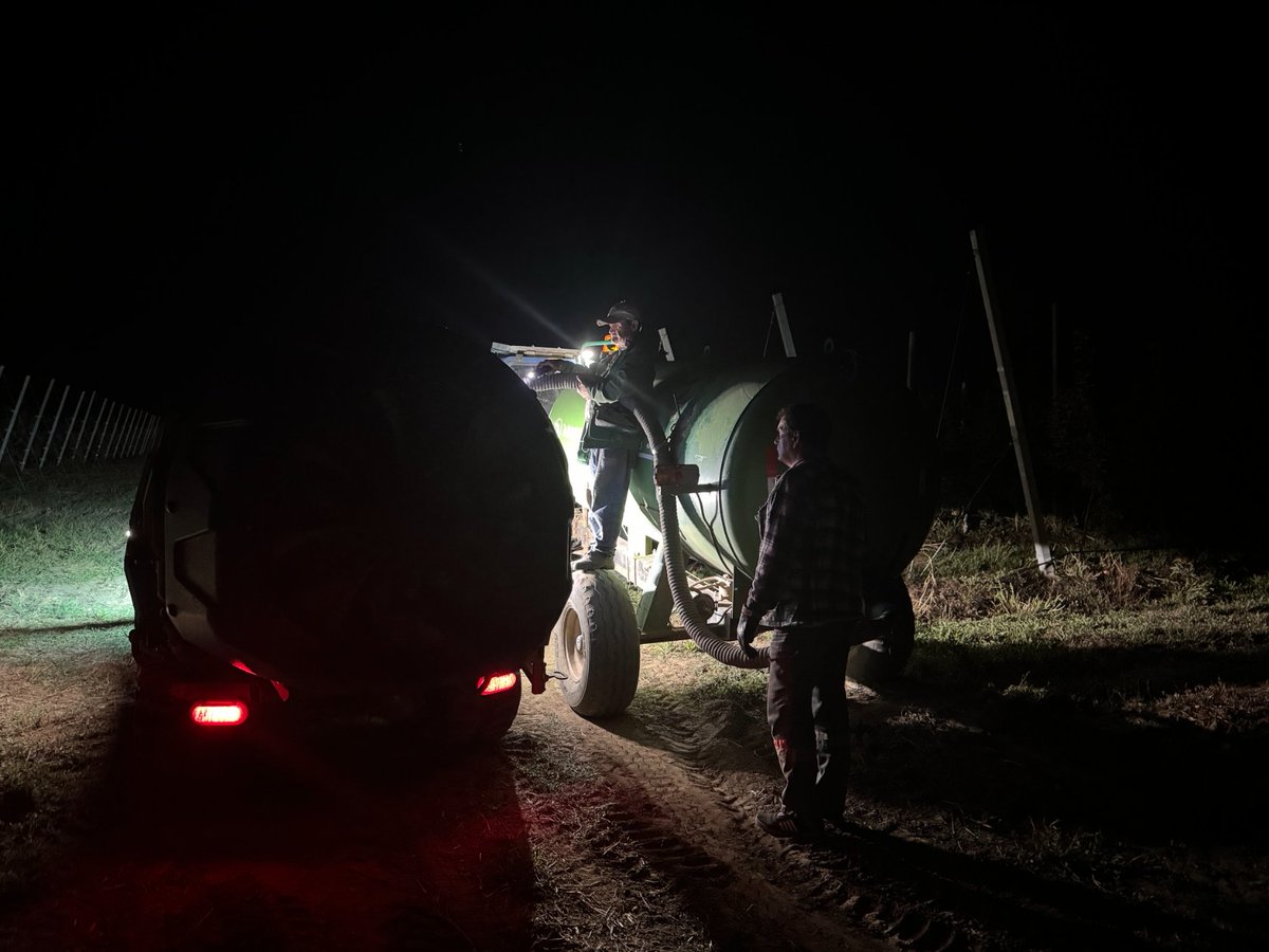 LanjiangTech's tweet image. At sunset and through the night, it's always the knight on duty.
#S1000 #LJTech #SmartAgriculture #agriculturalsprayer #futurefarming #AgriAuto