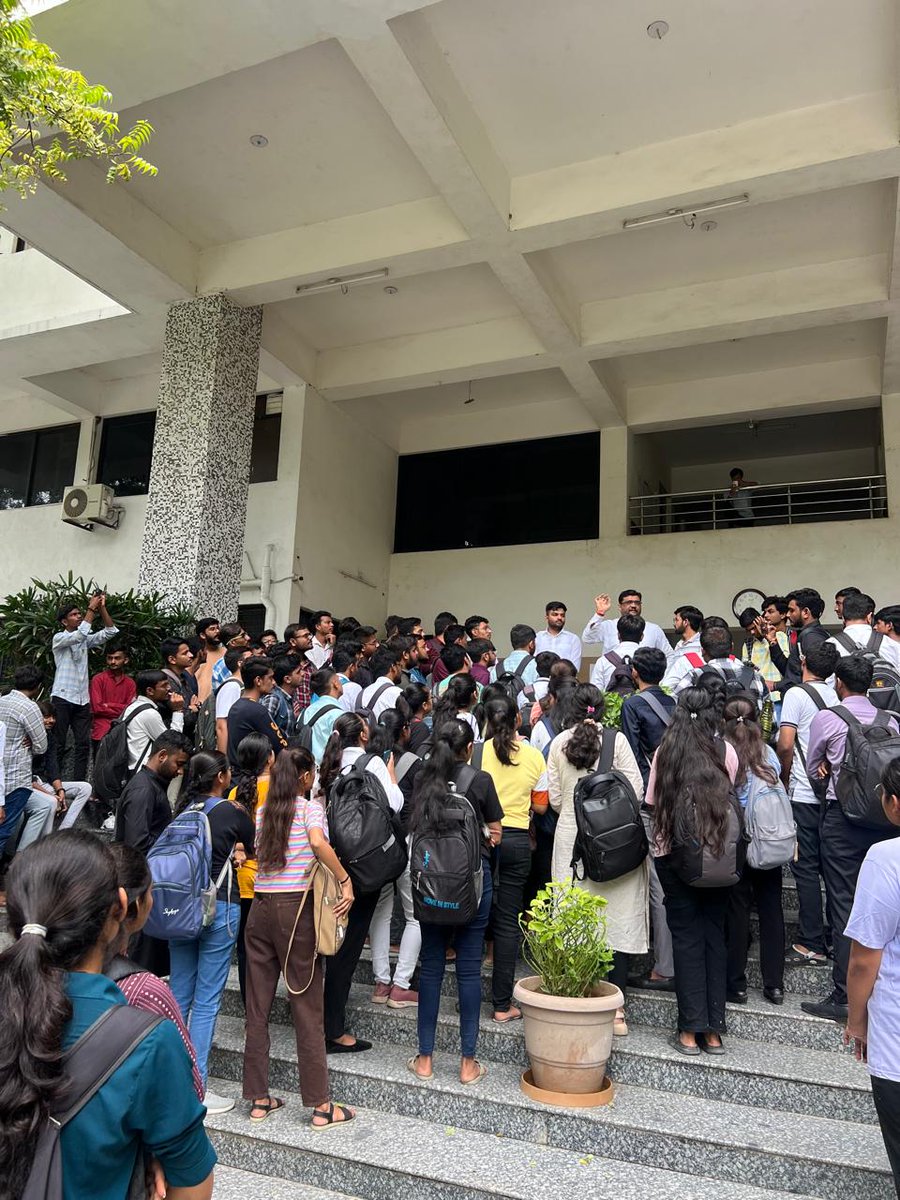 ak_ahir_'s tweet image. आज @NSUI_GUJARAT_  के द्वारा  L J  विश्वविद्यालय में फीस बढ़ोतरी को लेकर विरोध प्रदर्शन किया गया.
#NSUI_GUJARAT_ #NSUI