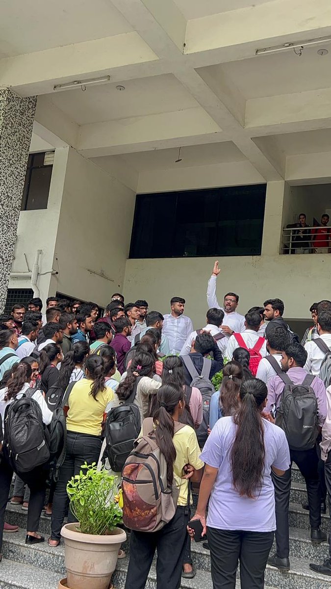 ak_ahir_'s tweet image. आज @NSUI_GUJARAT_  के द्वारा  L J  विश्वविद्यालय में फीस बढ़ोतरी को लेकर विरोध प्रदर्शन किया गया.
#NSUI_GUJARAT_ #NSUI