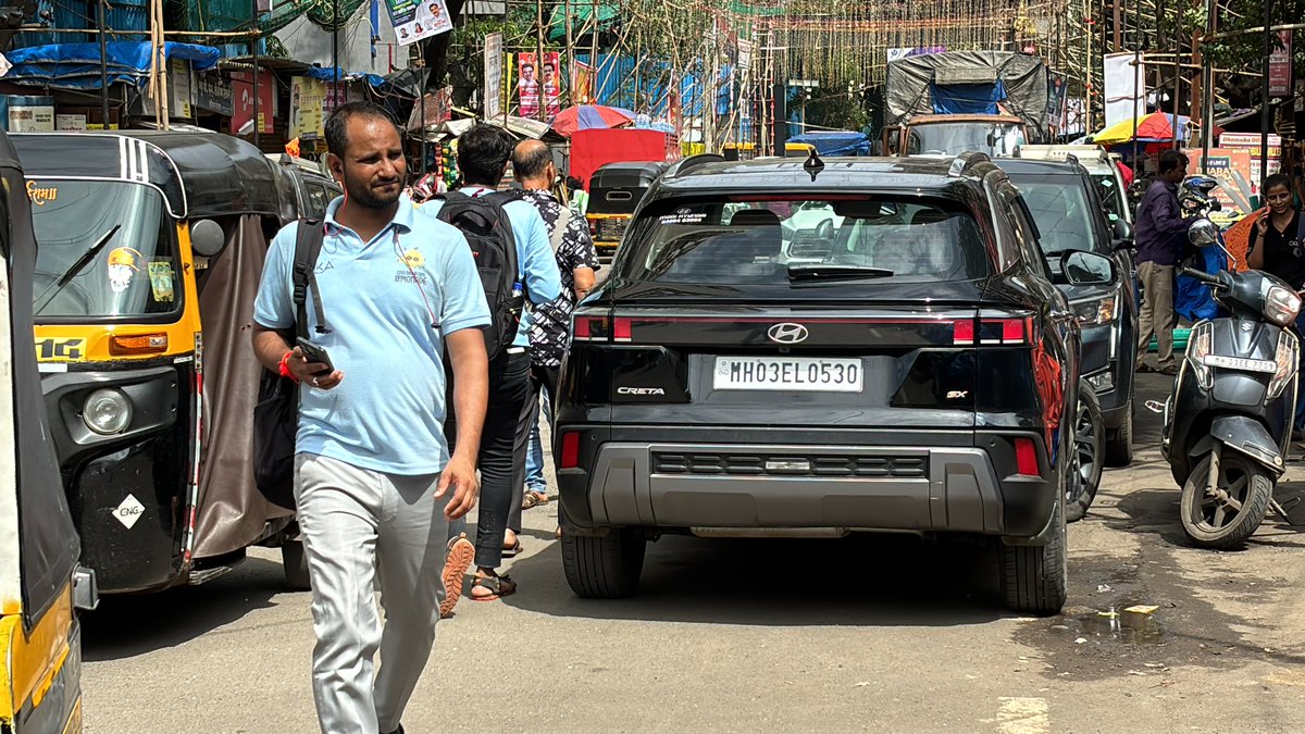 RAHULAWARI's tweet photo. @MTPHereToHelp Location Tagore nagar Market Vikhroli East. Gentlemen parked His brand new creta in middle of the road. https://t.co/Z3dlKKrBuB