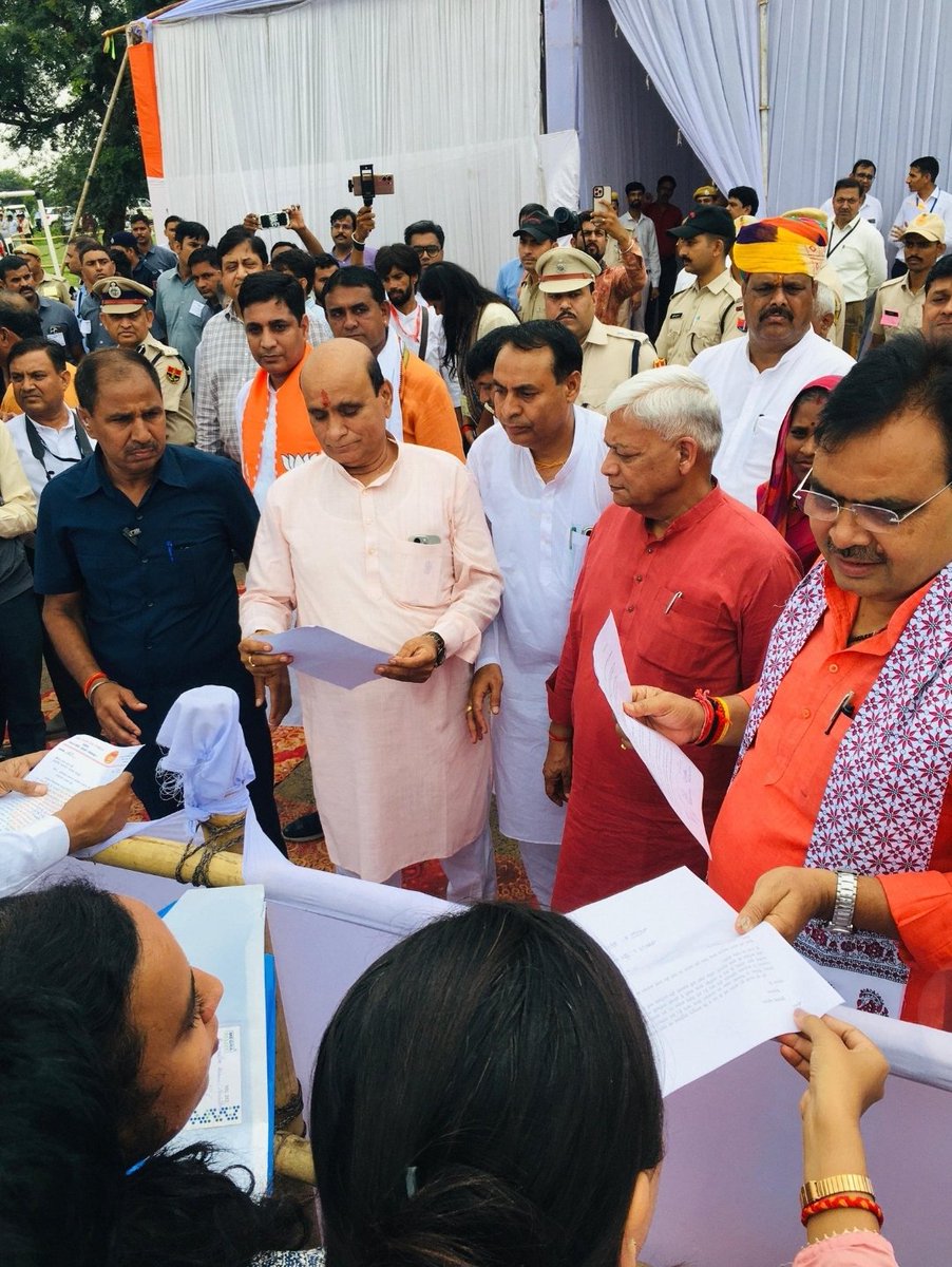 CharanUdaysingh's tweet photo. @RajCMO @BhajanlalBjp आज कंप्यूटर अनुदेशक संघ  भीलवाड़ा  द्वारा मुख्यमंत्री श्री भजनलाल जी @BhajanlalBjp को वेतन विसंगति एवं केडर रिव्यु से संबंधित ज्ञापन दिया तथा कंप्यूटर अनुदेशकों का वर्तमान में आ रही समस्याओं से अवगत कराया  इस पर मुख्यमंत्री जी ने सकारात्मक आश्वासन दिया हैं 
@pantlp @vinodmittal9 https://t.co/pVq1KeoVp6