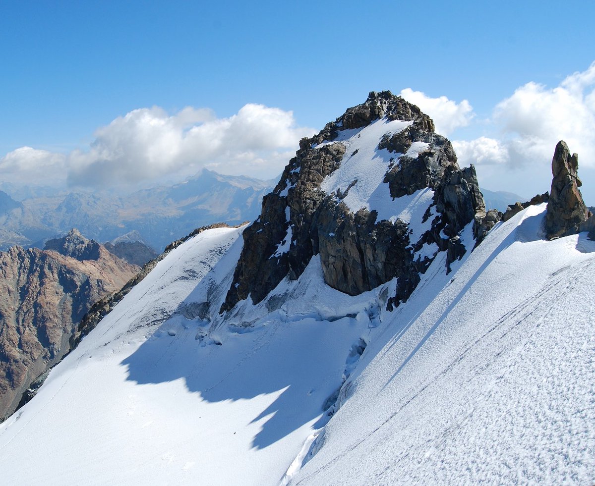 ⛰️"Mi è sempre piaciuto camminare in montagna con quell’aria svagata, sentirmi leggero e persino un po’ sbadato, davo l’impressione di essere fuori luogo».
Jacopo Merizzi
.
🍇<a href="/EroicoRosso/">EroicoRosso</a> 14/9/14 alle 17 presso la Biblioteca Civica Arcari:

➡️STORIE DI MONTAGNA: UNA VITA IN QUOTA