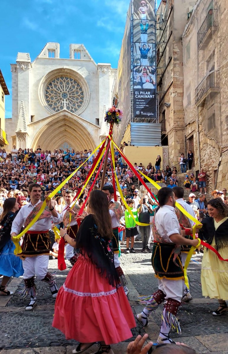 #ActesPrevis | Tens ganes de festa? Demà escalfem motors💥
 
👉 11h ➡️ Vermut de celebració de les 10 edicions de La Cucafera Baixa
👉 14h ➡️ Festa dels 40 anys del Ball de Gitanes i els 25 del Ball de Gitanes petit
👉Tot el dia ➡️ Diada verda i groga

ℹ️ tarragona.cat/cultura/festes…