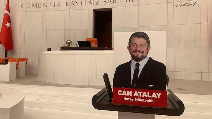 Türkiye İşçi Partisi (@tipgenelmerkez) on Twitter photo Enerjik suçlular dışarıda, Can Atalay içeride. 
Adalet! Enerjik suçlular dışarıda, Can Atalay içeride. 
Adalet!