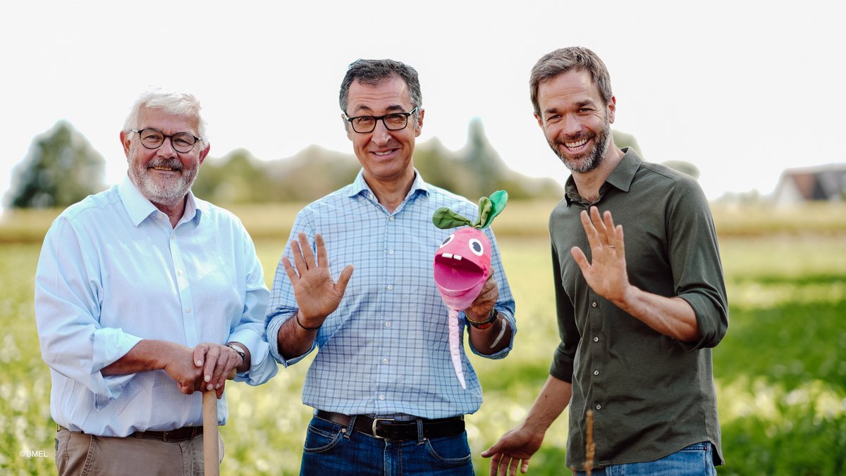 BMLEH_Bund's tweet photo. Das gemeinsame „Ackern” im Beet macht erlebbar, wie aus Samen knackige & leckere 🥕 werden! Das Projekt AckerRacker unterstützt 140 Kitas, damit schon die Jüngsten ein Bewusstsein für eine gesunde & nachhaltige #Ernährung entwickeln. @cem_oezdemir ackert heute in einer Kita mit! https://t.co/rTbldWaNBL