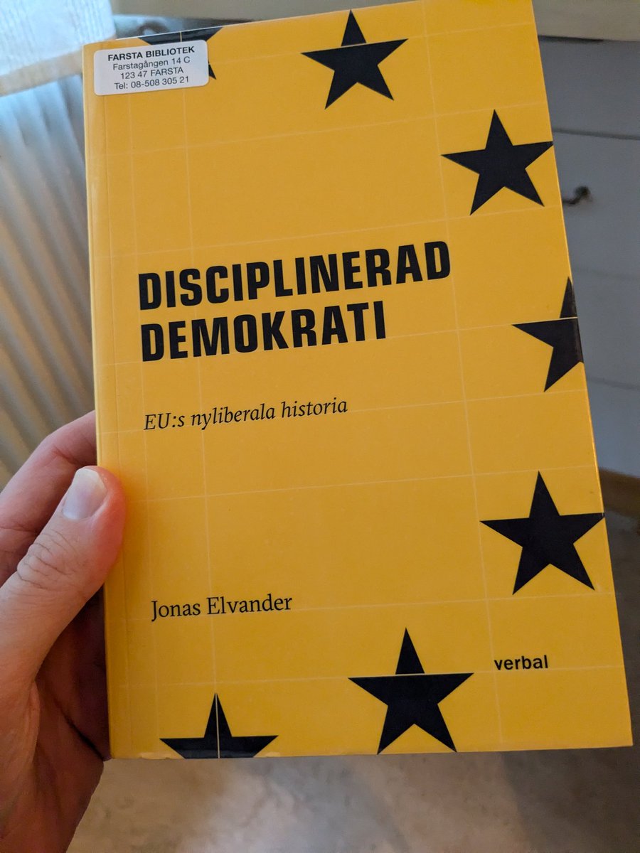 Tuff läsning för en europavän. Evanders bok visar hur nyliberalerna varit de som format EU mest sedan kol/stål -starten. Alla ansatser till en mer demokratisk eller social union har skjutits ner ifrån främst tyskt håll. En nyliberal överstatlig byråkrati som måste förändras.