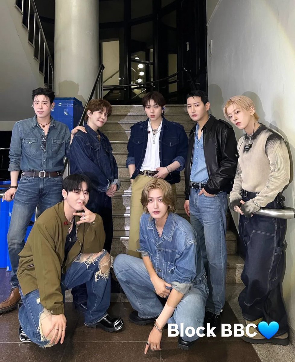 세상에 블락비 뮤뱅 포토존 사진이라니🥹🐝💛🖤