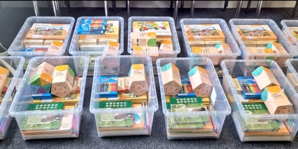 NHS Charities Together 💙 (@nhscharities) on Twitter photo We're working with NHS charities across the UK to transform patient care. Funding we awarded <a href="/harrogatehcc/">Harrogate Hospital & Community Charity (HHCC) 🧡</a> has enabled them to provide people living with dementia with activity boxes that help them to express themselves, as well as stimulate their minds. <a href="/HarrogateNHSFT/">Harrogate NHS FT</a> <a href="/hdft_FoC/">The Fundamentals of Care Team- HDFT 💙🌈</a> We're working with NHS charities across the UK to transform patient care. Funding we awarded <a href="/harrogatehcc/">Harrogate Hospital & Community Charity (HHCC) 🧡</a> has enabled them to provide people living with dementia with activity boxes that help them to express themselves, as well as stimulate their minds. <a href="/HarrogateNHSFT/">Harrogate NHS FT</a> <a href="/hdft_FoC/">The Fundamentals of Care Team- HDFT 💙🌈</a>