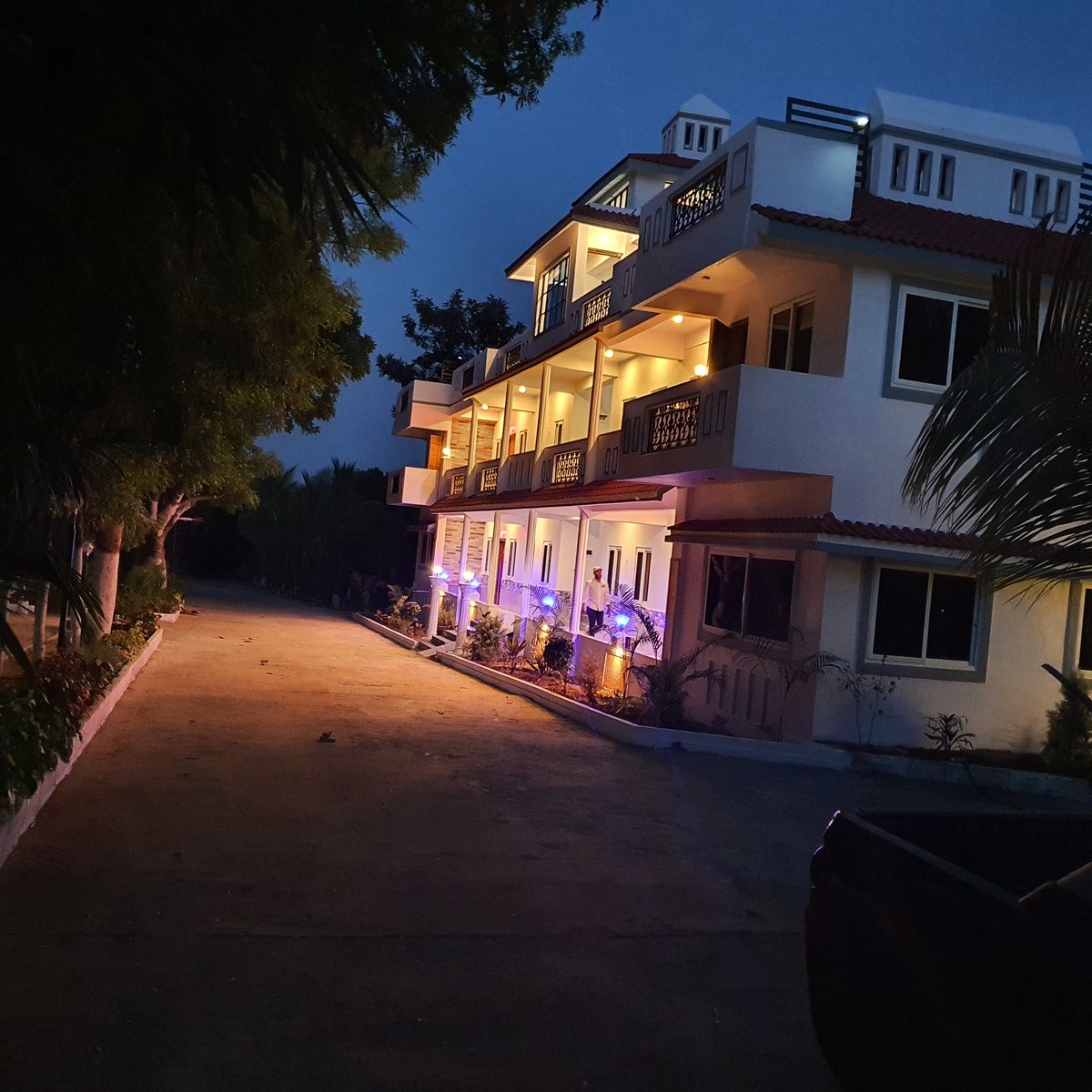 swachhhyd's tweet image. *Family Enclosures* ready @CanopyRetreat  
Providing exclusive privacy for families we have 4 x 2 BR units with separate living rooms for each family. A unique concept away from regular farmhouse stay. #Manneguda #Viqarabad 
📞 8977042200 
Visit: thecanopyretreat.com