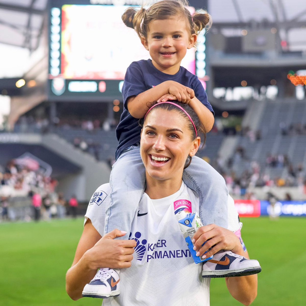 🥹 💬 Le beau message d’Alex Morgan sur l’avenir de sa fille et son souhait d’être footballeuse professionnelle : 

« Charlie est venue me voir l’autre jour et m’a dit que lorsqu’elle serait grande, elle voulait devenir une footballeuse et j’en suis extrêmement fière. Non pas