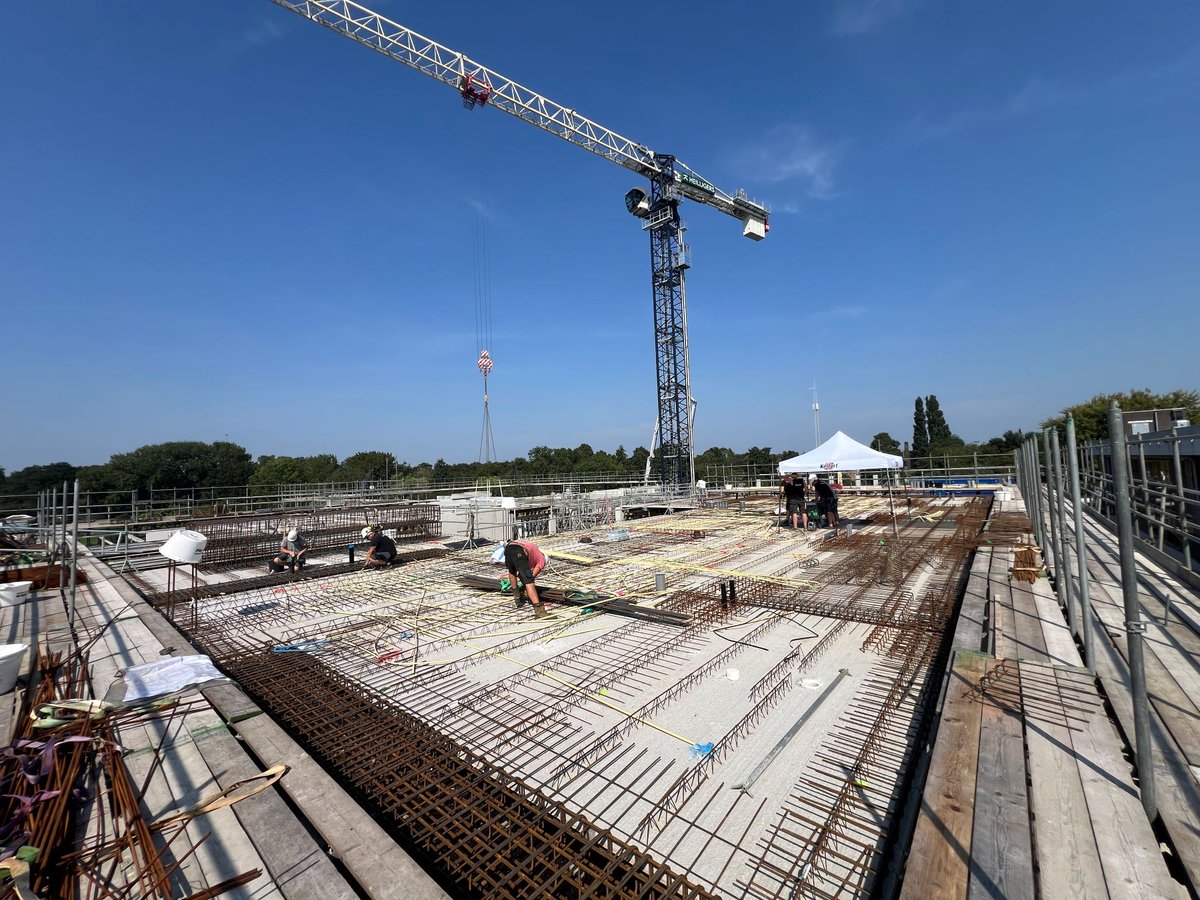 𝐁𝐨𝐮𝐰 𝐫𝐞𝐯𝐚𝐥𝐢𝐝𝐚𝐭𝐢𝐞𝐜𝐞𝐧𝐭𝐫𝐮𝐦 𝐍𝐚𝐚𝐫𝐝𝐞𝐫𝐡𝐞𝐞𝐦
We zijn al weer aan de slag met het leggen van vloeren op de tweede verdieping. Deze week is laatste deel van de eerste verdieping is gestort. In de centrale hal hebben we een prefab betontrap geplaatst.