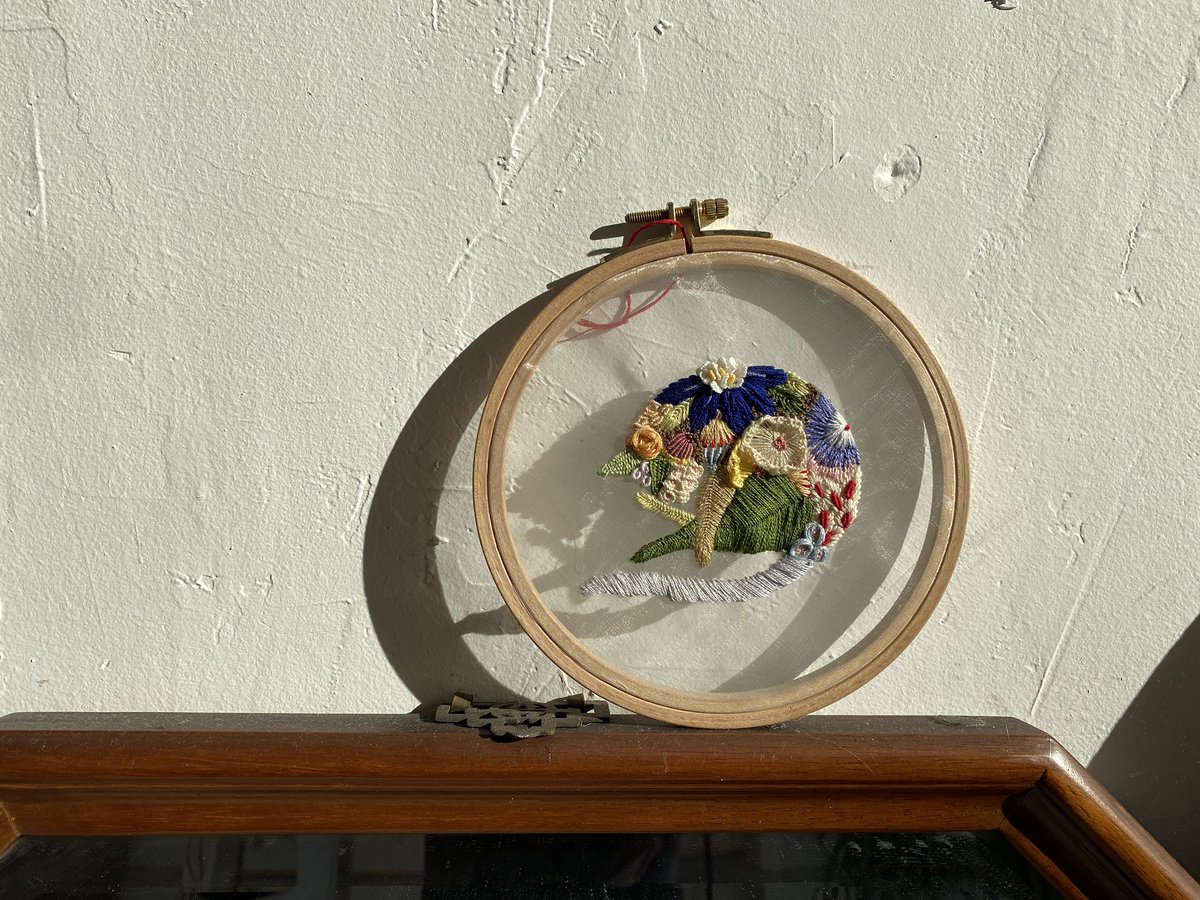 morgunlee's tweet photo. 지금은 자수는 많이 않하지만 애정하는 고양이 자수. 아마도 2018년정도인가? 별이된 요정이를 따라그리고 꽃으로 한송이한송이 채웠던 실그림. 보고싶다 우리 요정이🐈🫶🏻 https://t.co/FfnFDQSneQ