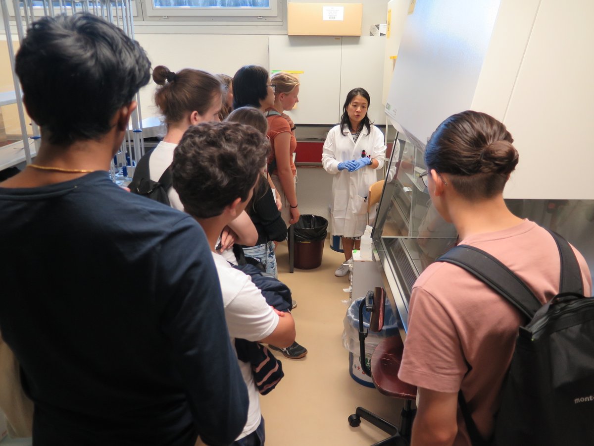 ETH_DBIOL's tweet image. Whatever it takes to make the right decision or to get an impression: D-BIOL answered hundreds of questions during the study information days at our stand, in lab tours, an example lecture, a curriculum presentation and a comparison event. See you again in a year!