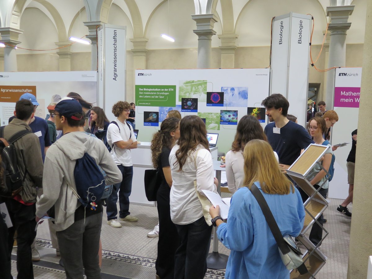 ETH_DBIOL's tweet image. Whatever it takes to make the right decision or to get an impression: D-BIOL answered hundreds of questions during the study information days at our stand, in lab tours, an example lecture, a curriculum presentation and a comparison event. See you again in a year!