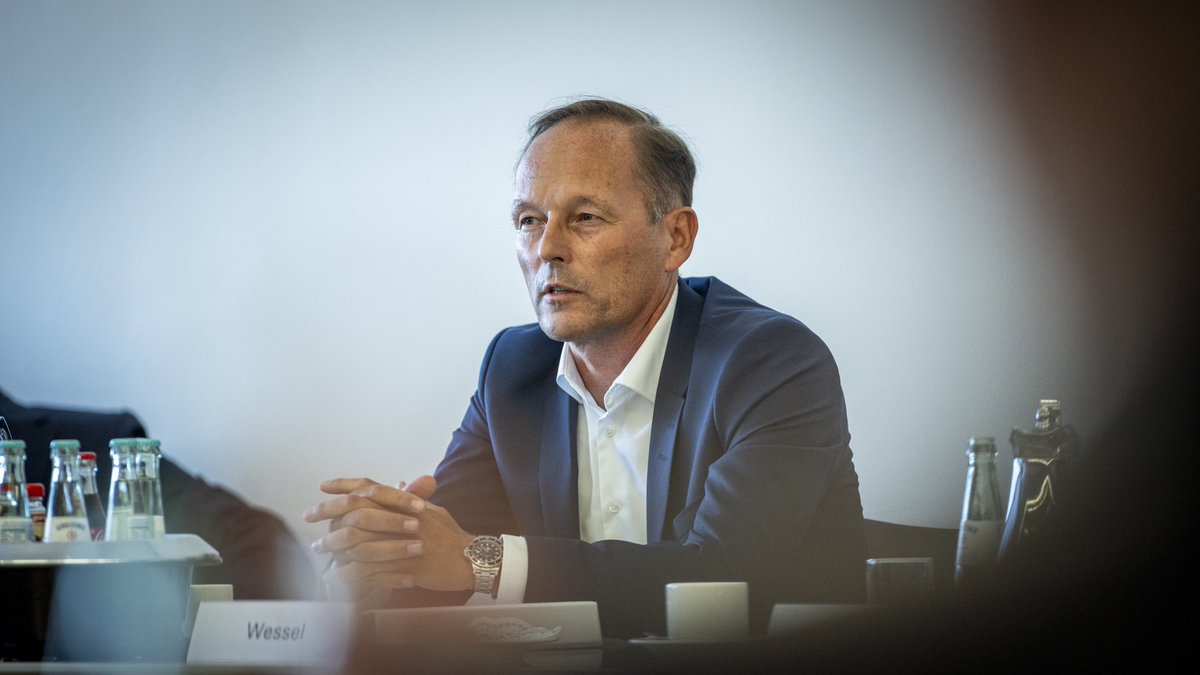 unternehmer_nrw's tweet photo. Wichtiger Dialog zwischen #Wirtschaft &amp; #Politik: @unternehmer_nrw-Vorstand diskutiert mit MP @HendrikWuest über zentrale Fragen der #Wirtschaftspolitik in NRW. NRW-Unternehmerpräsident #Kirchhoff:"Wir brauchen echten Stimmungsumschwung in der Wirtschaft."
https://t.co/VBBsjze2RB https://t.co/p4KagRrQh5
