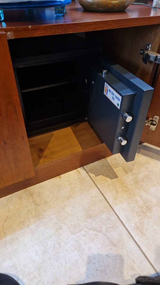 IKSLocksmiths's tweet image. £4K cash rated digital homesafe size 1 fitted in Radlett

Contact us on 0203 284 1045

#securitysafe #highsecurity #homesafe