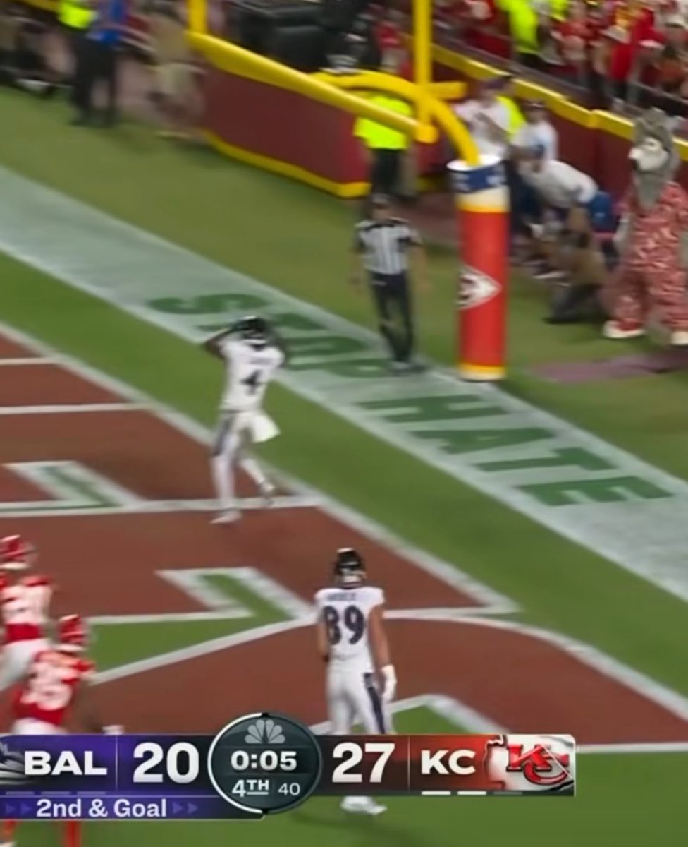 cmdunc2's tweet image. Last night Lamar Jackson let his whole team down at the end of the game… again. #YaHateToSeeIt