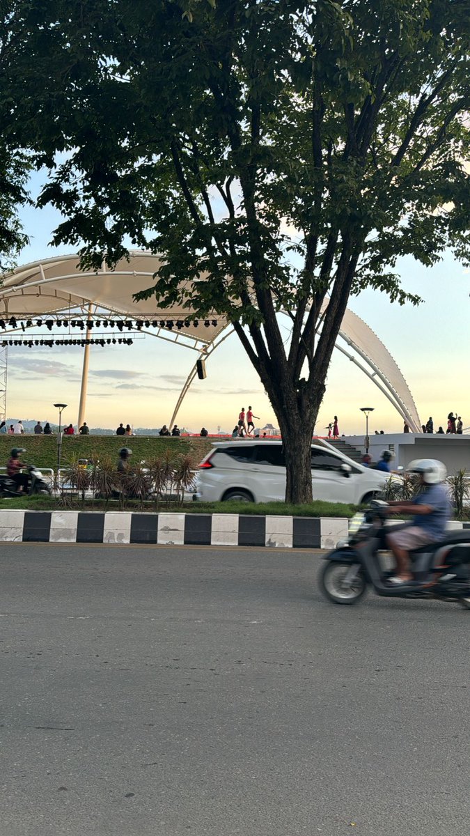 SamarindaUpdate's tweet photo. Jalan-jalan sore di Tepian Tongkrongan Asik
#Samarinda
#Samarindaupdate https://t.co/Swu5VgRJP8