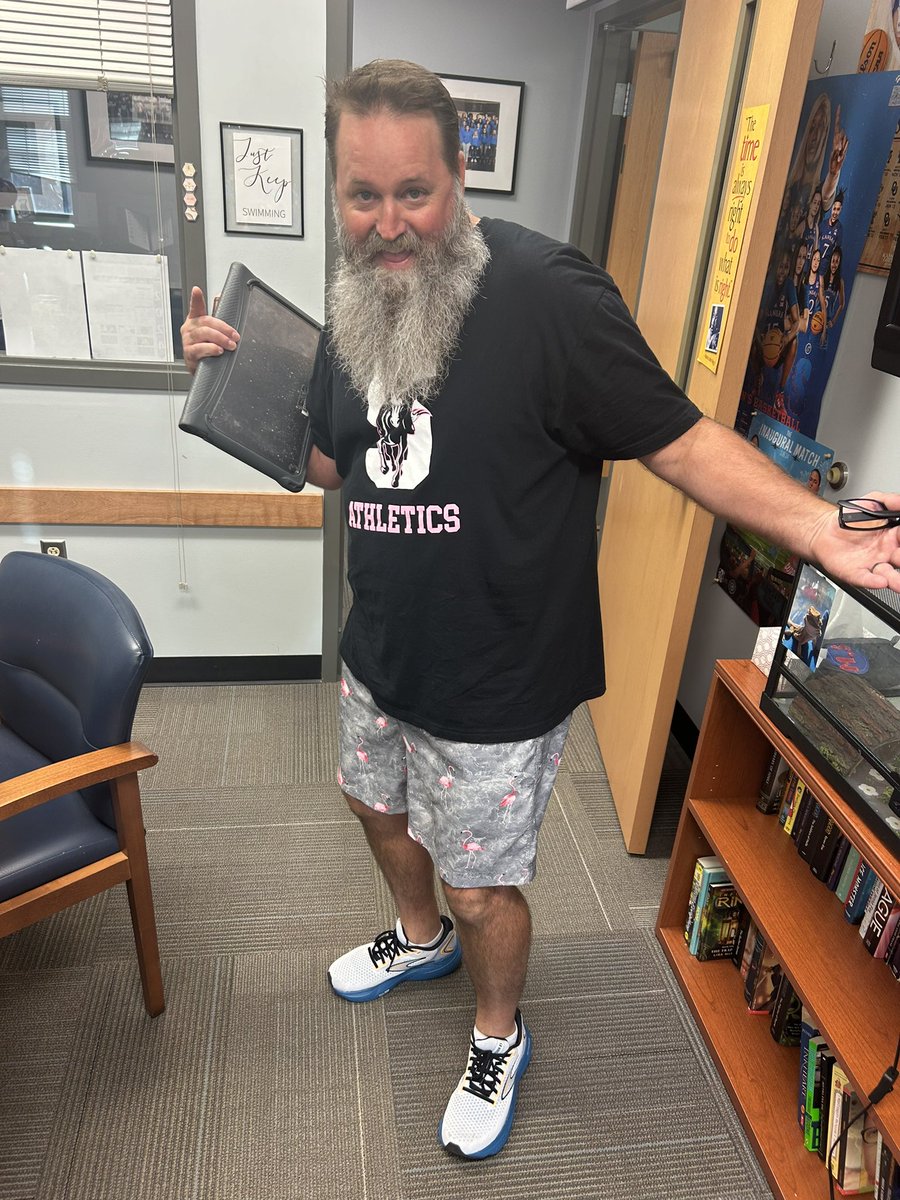 IWMSWolves's tweet image. You know it’s Friday at Woods when…🦩@LCteach_learn @dreiling_grant @Bclaypool63 @aquadockc