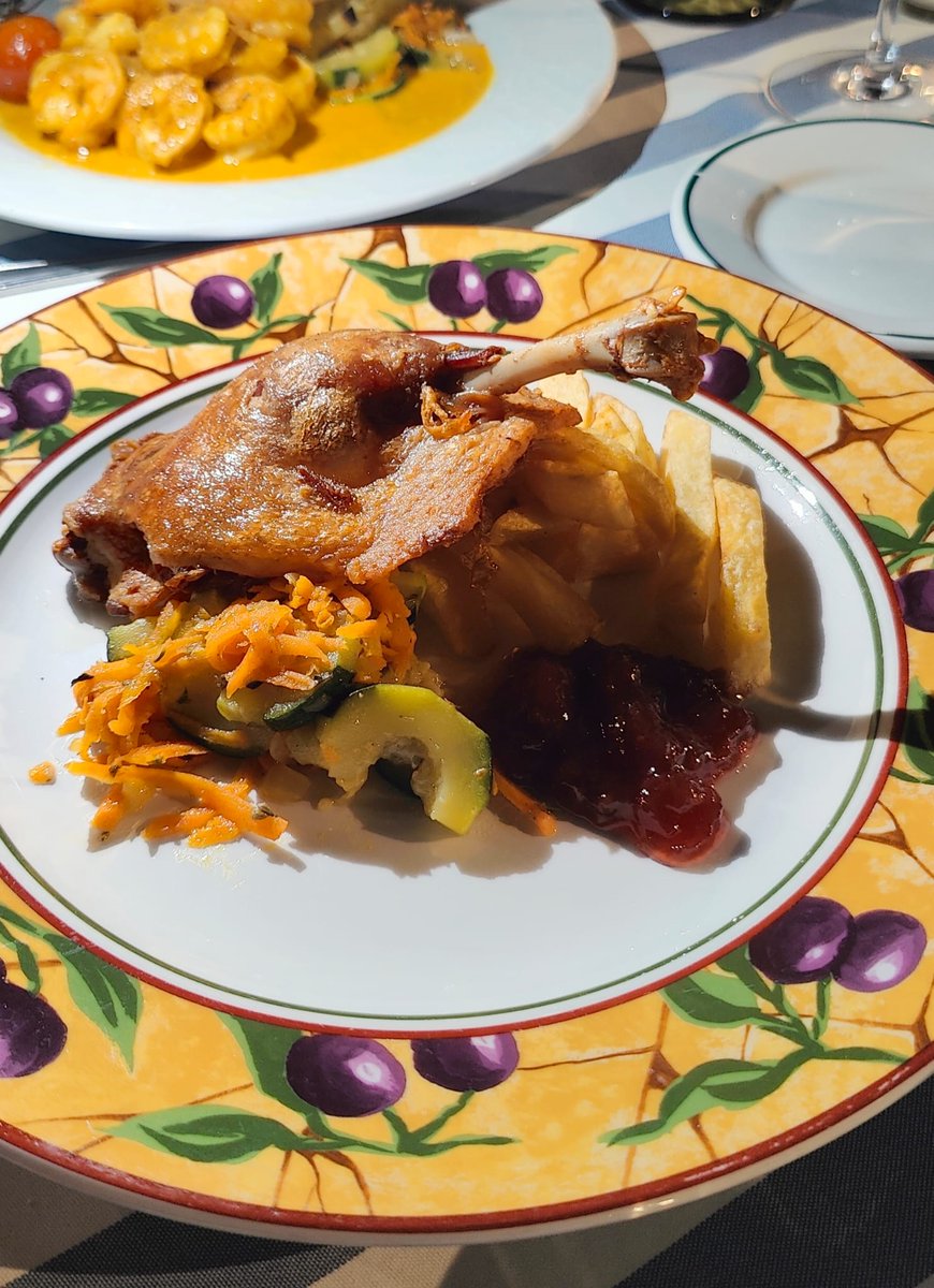 El #RestauranteLaTirana un oasis donde disfrutar de la mejor gastronomía. Propuestas como su pastela de cordero, el hígado de ternera a la mantequilla de salvia o el confit de pato conquistan los paladares más exigentes. Nuestra última experiencia en marbellaallstars.es/gps-para-gourm…