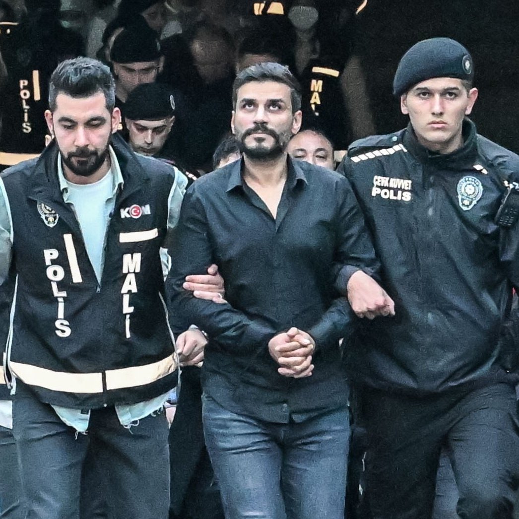 Gazeteci Murat Ağırel:

Ticaretle uğraşıp kuruşun vergisini aksatmadan ödeyen namuslu iş insanları ve kümesteki kaz gibi görünen, uyurken dahi vergi ödeyen vatandaşlar, sizlere sesleniyorum:

Usulü öğrendiniz artık.