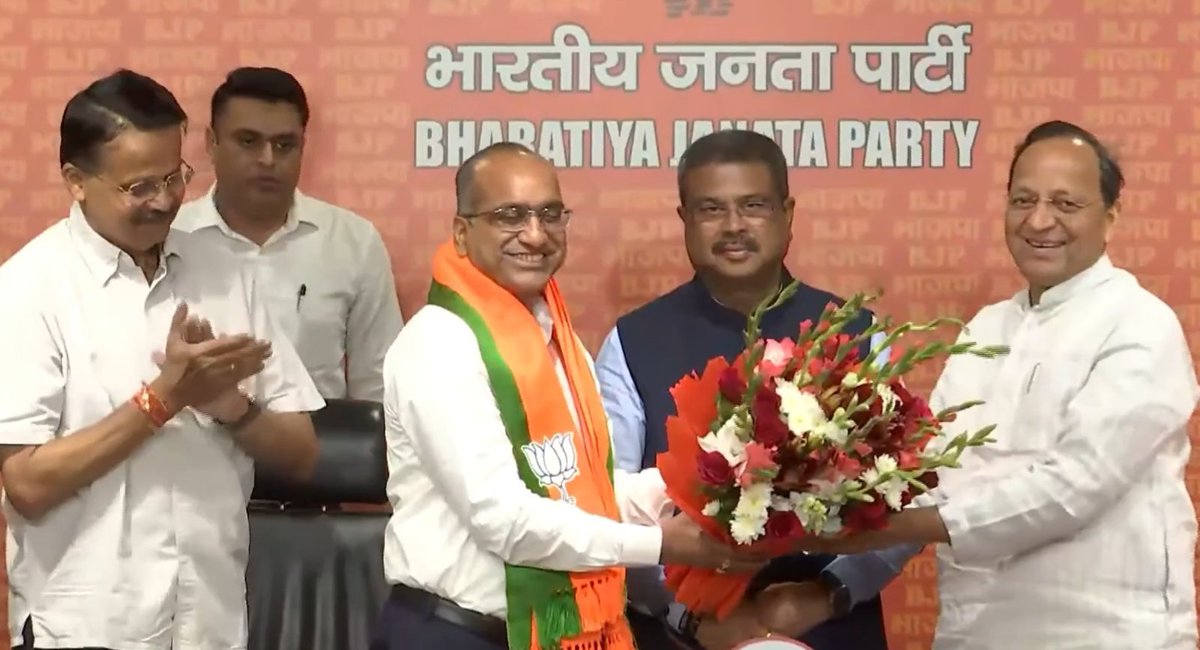 airnewsalerts's tweet image. Former #RajyaSabha MP #SujeetKumar joins #BJP at party headquarters in New Delhi. 

He was inducted into the party in the presence of Senior BJP leader and Union Minister @dpradhanbjp, party General Secretary Arun Singh and others.