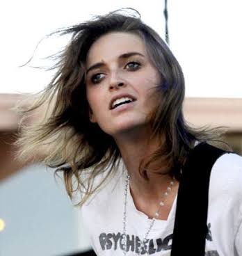 Dead Sara grubuyla tanınan Emily Armstrong, Linkin Park'ın yeni solisti oldu.