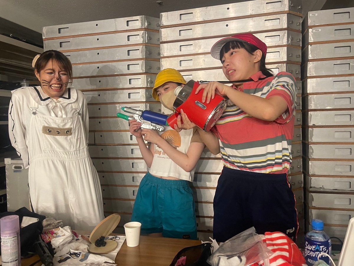 絶対に出遅れたけど『鳥獣戯画』終演

メイク、衣装、ダンス、お芝居とかどれもこれもわからなくて周りの方々にお世話になりすぎながらいたちになりました。
いつか先輩みたいになるぞ！！
本当に感謝です😭😭😭😭
寂しいけど学んだことを活かしてまた頑張ろうと言う気持ち
また会えたらいいな〜