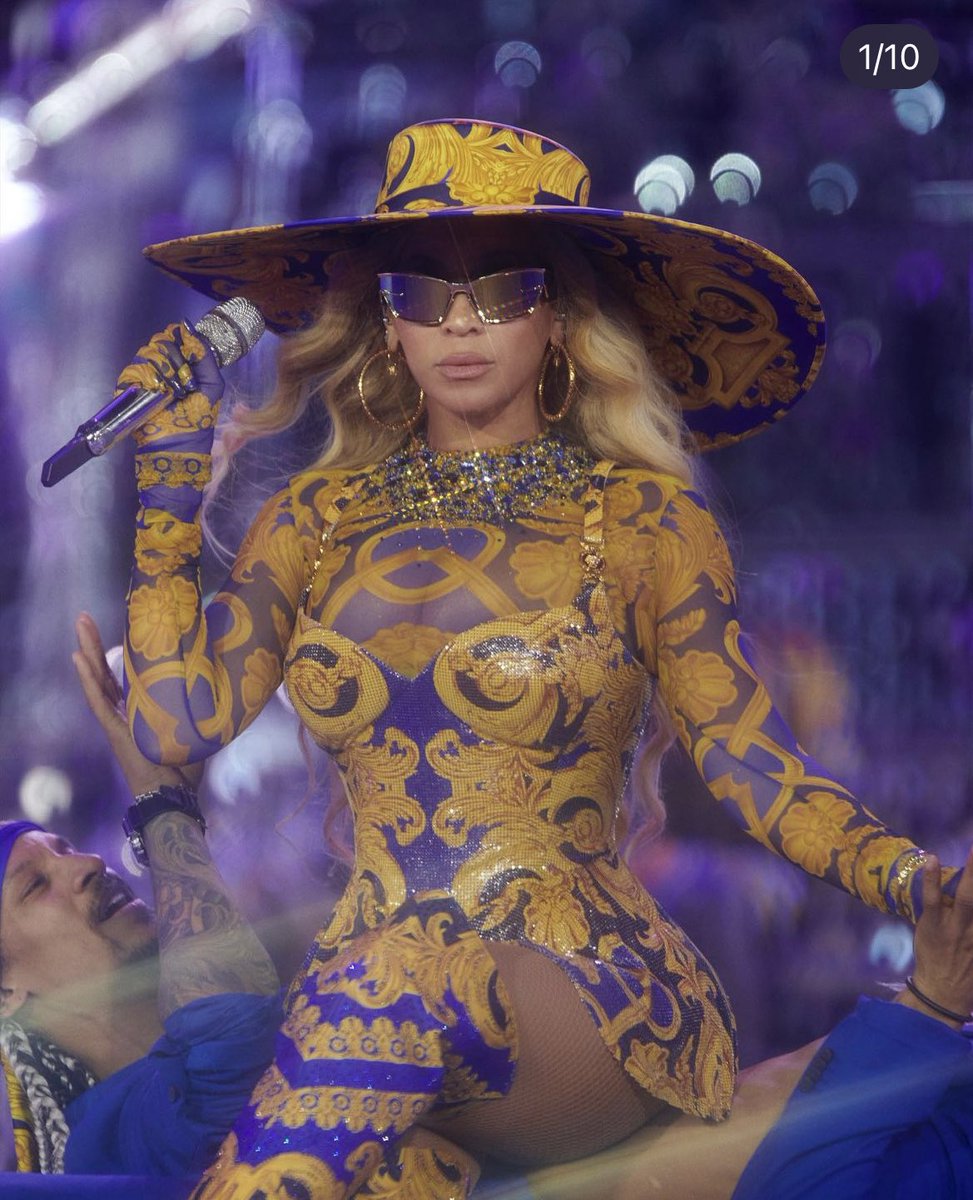 ah_mari_'s tweet photo. HEAR ME OUT: Instead of hair care, clothes, and whiskey-  Beyoncé is missing a business venture she could really flourish in. SHADES👓🕶️
She wears them frequently and has so many popular lyrics that could go with her lyrics ! https://t.co/nf3s6mf5tc