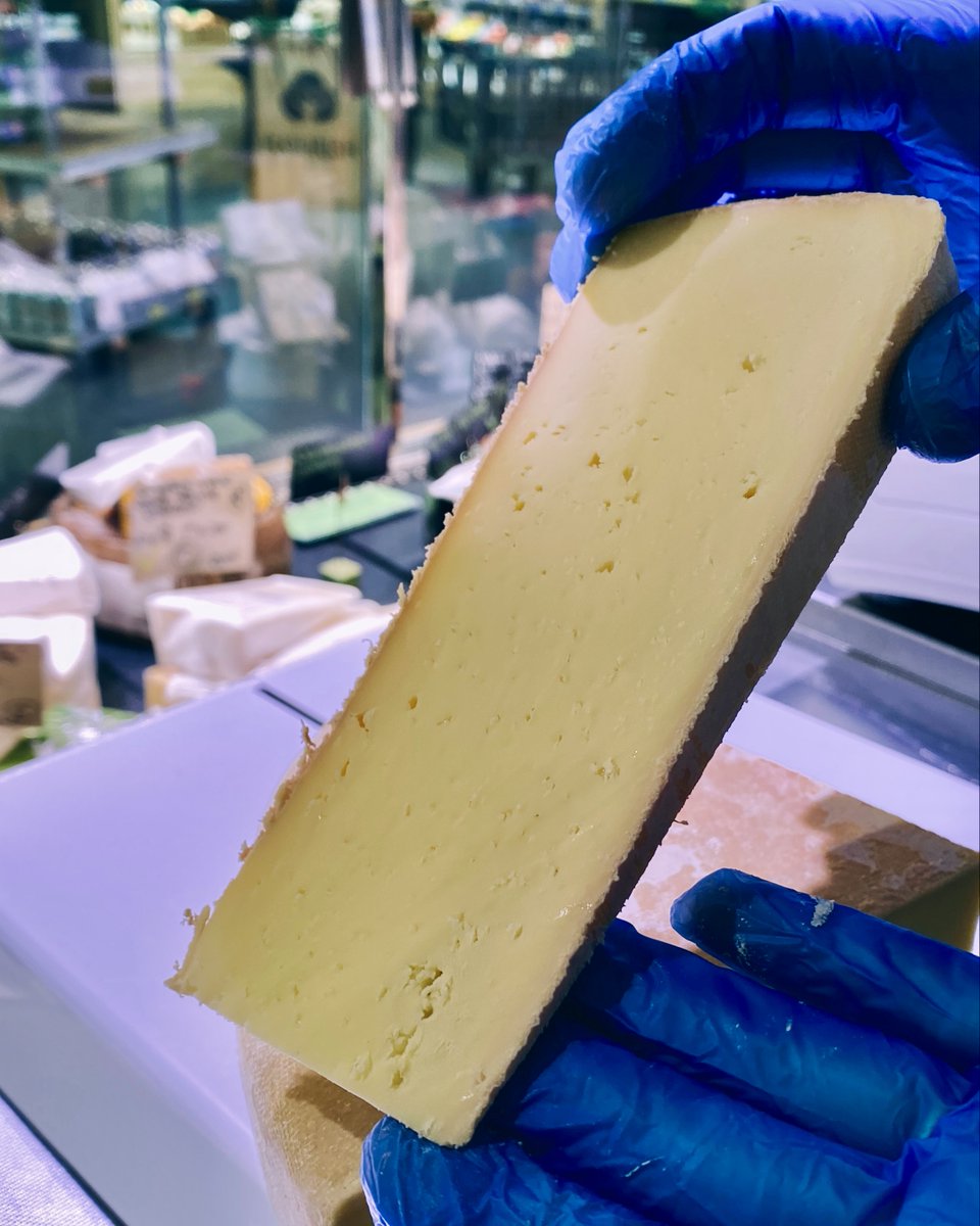 FlourishFHK's tweet image. Liven up their #lunchboxes with some flavoursome favourites from our cheese counter! 🧀🎒 This sweet, milky &amp;amp; soft Ogleshield is perfect for a scrumptious #sandwich, placed in-between slices of a Hobbs House Bakery loaf and partnered with a delicious pickle or relish 😍